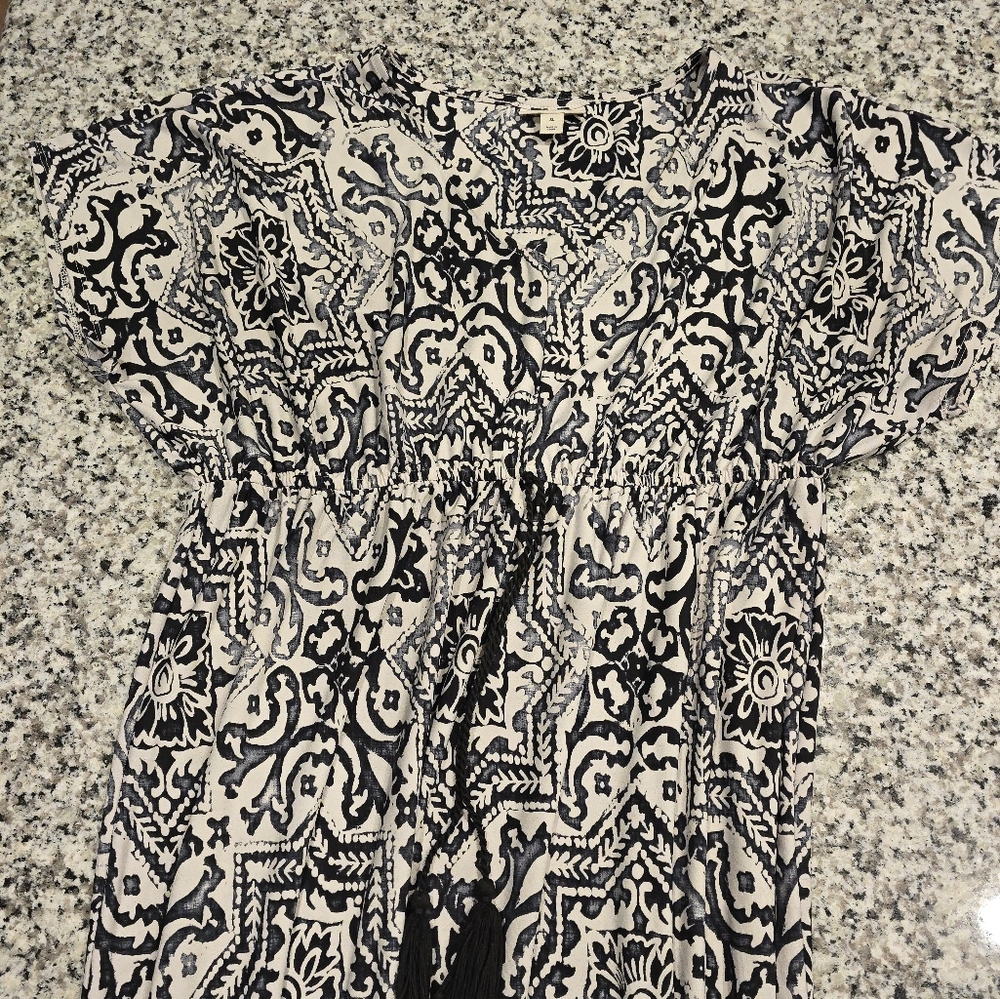 This is a Style & Co XL long dress gray & cream. It has an elastic waste ban.
